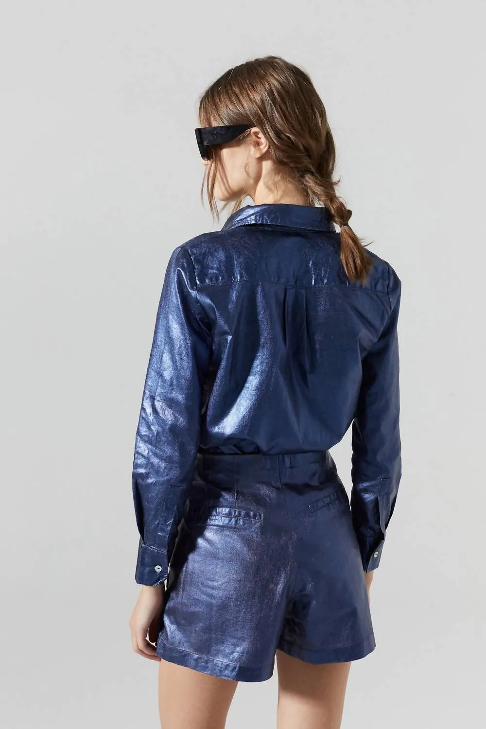 Frida Linen Shorts In Metallic Dark Blue